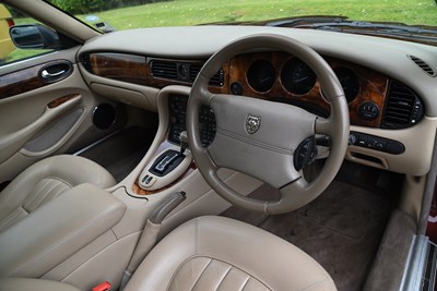 Lot 87 - 1998 Jaguar Sovereign 4.0 V8 LWB