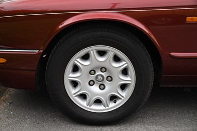 Lot 87 - 1998 Jaguar Sovereign 4.0 V8 LWB