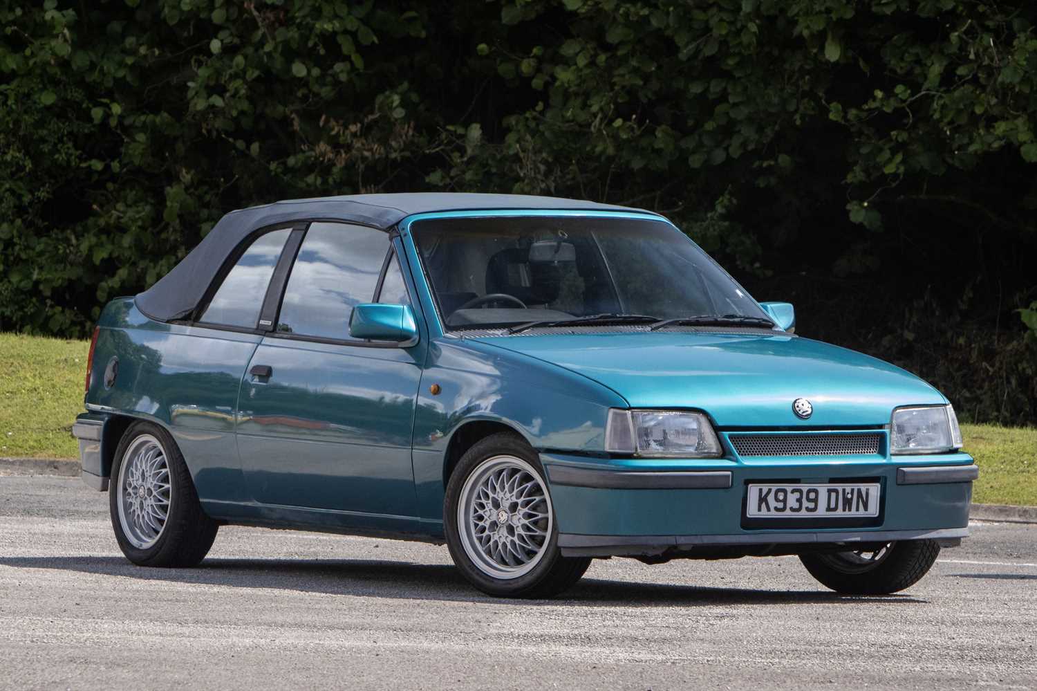Lot 122 - 1993 Vauxhall Astra 2.0i Exclusive Convertible