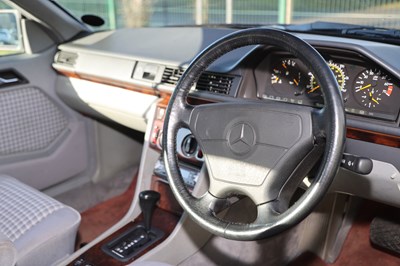 Lot 184 - 1993 Mercedes-Benz 220 CE