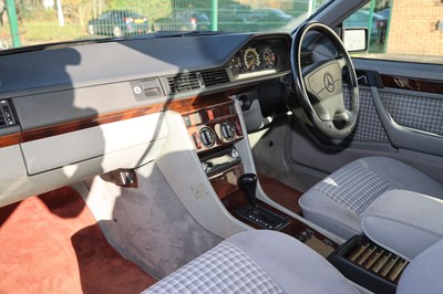 Lot 184 - 1993 Mercedes-Benz 220 CE