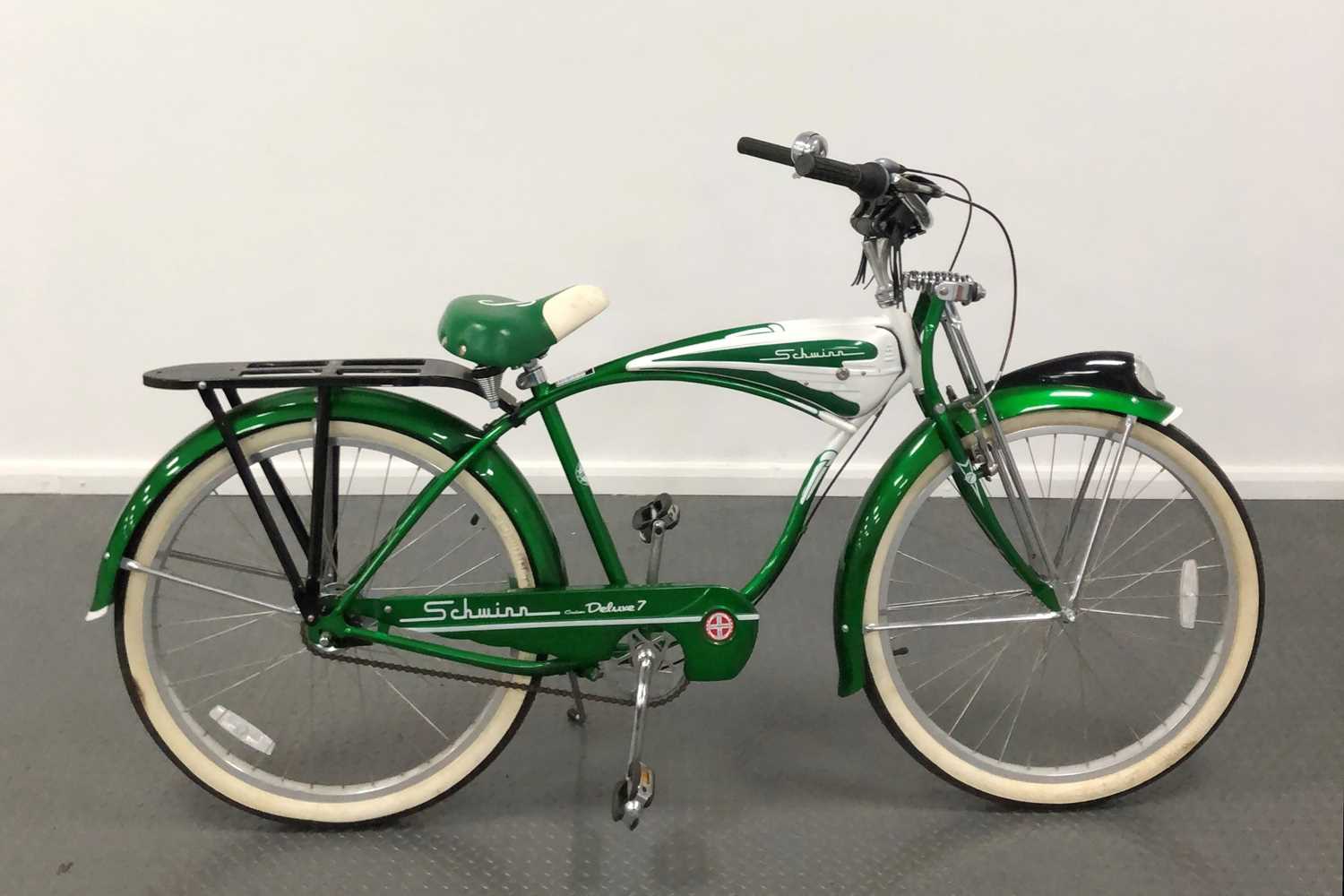 Lot 33 - Schwinn Cruiser Deluxe 7