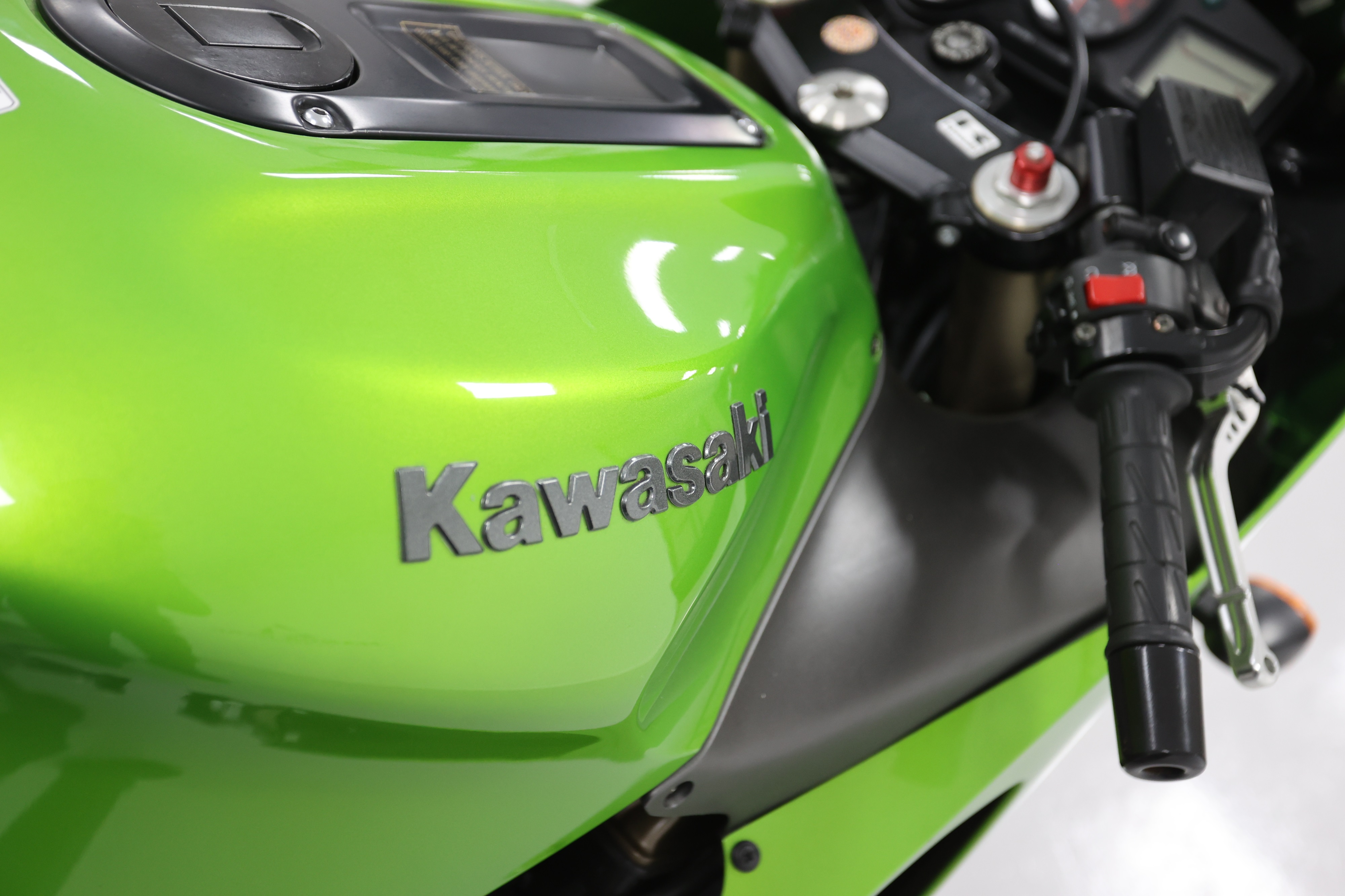 Lot 52 - 2000 Kawasaki ZX-12R Ninja