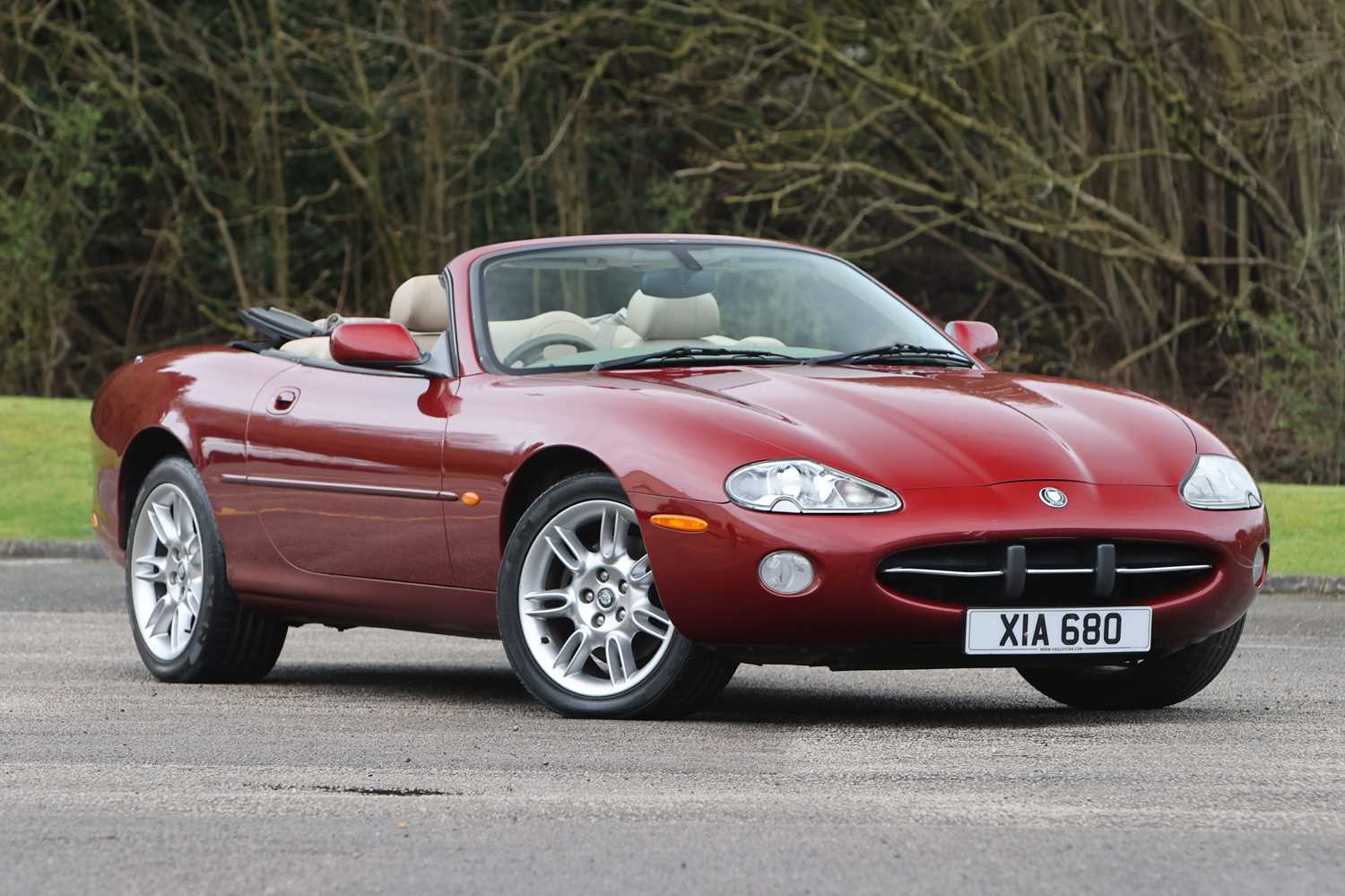 Lot 109 - 2001 Jaguar XK8 4.0 Convertible