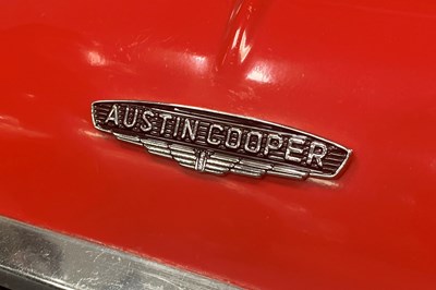 Lot 9 - Mini Front End Display Piece