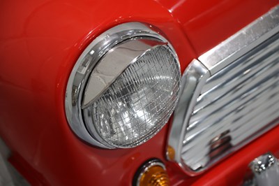 Lot 9 - Mini Front End Display Piece