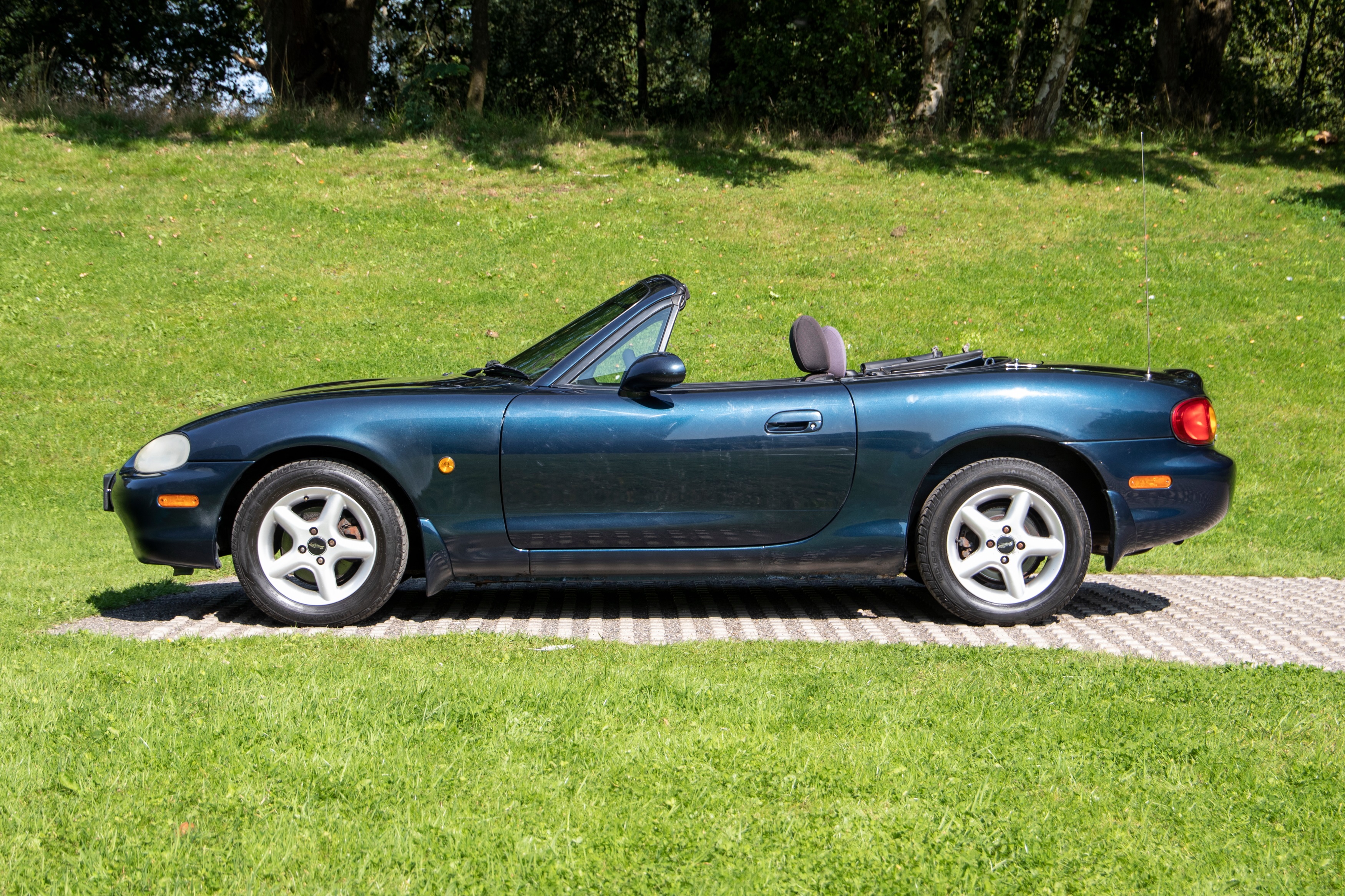 Lot 21 - 1999 Mazda MX-5