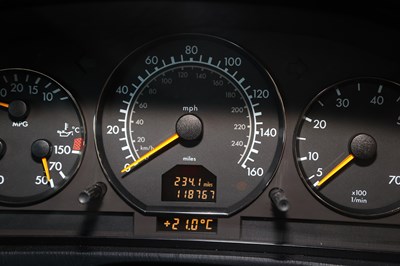 Lot 256 - 1998 Mercedes-Benz SL 320