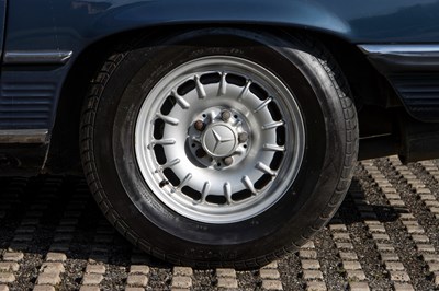Lot 19 - 1983 Mercedes-Benz 500 SL