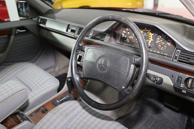 Lot 242 - 1990 Mercedes-Benz 300 TE 4-Matic