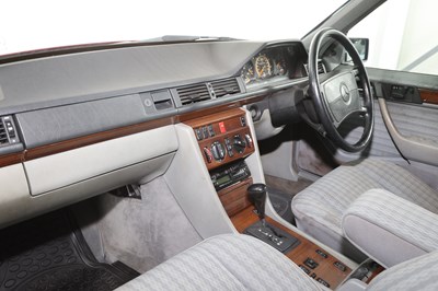 Lot 242 - 1990 Mercedes-Benz 300 TE 4-Matic