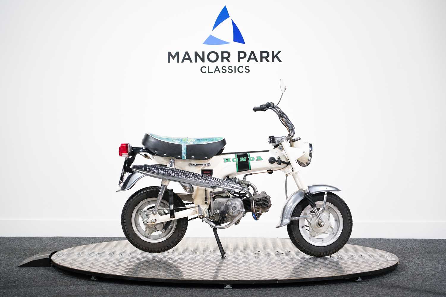 70s stadium ビンテージ　ホワイト Lot 39 - 1975 Honda ST70 Lady Dax