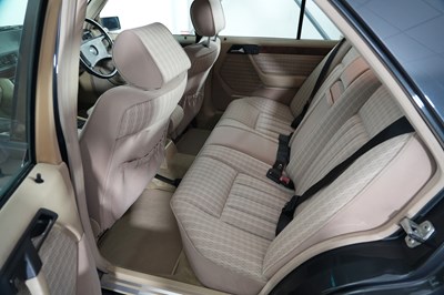 Lot 1990 Mercedes-Benz 300 E 4Matic