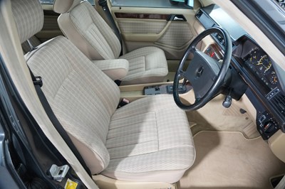Lot 1990 Mercedes-Benz 300 E 4Matic