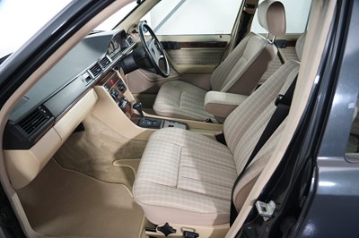 Lot 1990 Mercedes-Benz 300 E 4Matic