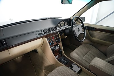 Lot 1990 Mercedes-Benz 300 E 4Matic