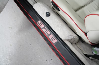 Lot 1990 Porsche 928 GT