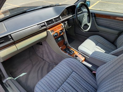 Lot 3 - 1993 Mercedes-Benz E 220