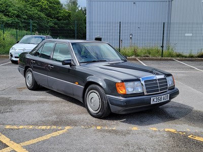 Lot 3 - 1993 Mercedes-Benz E 220