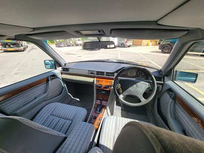 Lot 3 - 1993 Mercedes-Benz E 220