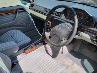Lot 3 - 1993 Mercedes-Benz E 220