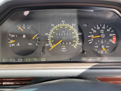 Lot 3 - 1993 Mercedes-Benz E 220