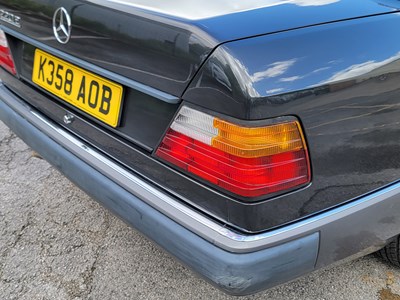 Lot 3 - 1993 Mercedes-Benz E 220