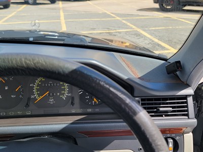 Lot 3 - 1993 Mercedes-Benz E 220