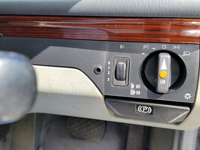 Lot 3 - 1993 Mercedes-Benz E 220