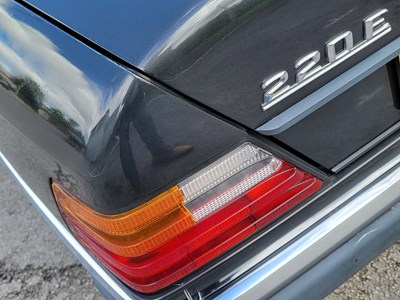 Lot 3 - 1993 Mercedes-Benz E 220