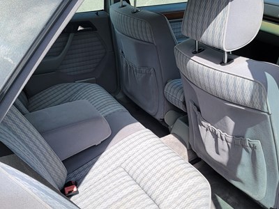 Lot 3 - 1993 Mercedes-Benz E 220