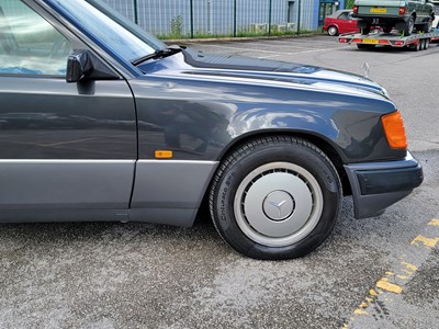 Lot 3 - 1993 Mercedes-Benz E 220
