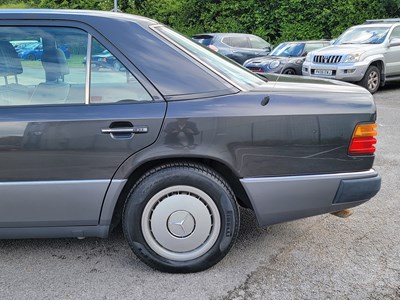Lot 3 - 1993 Mercedes-Benz E 220