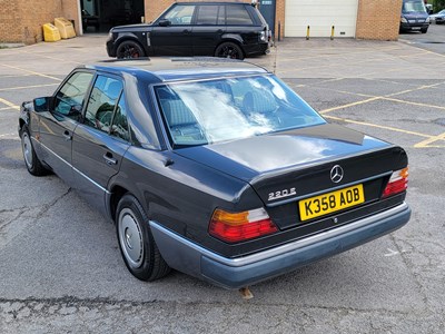 Lot 3 - 1993 Mercedes-Benz E 220