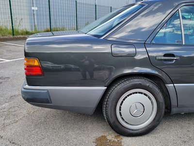 Lot 3 - 1993 Mercedes-Benz E 220