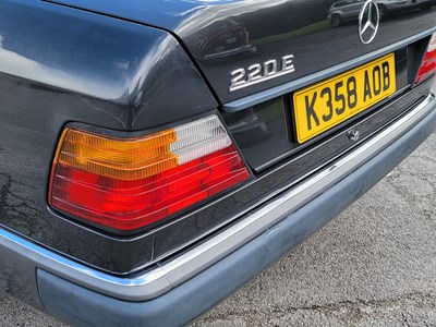 Lot 3 - 1993 Mercedes-Benz E 220