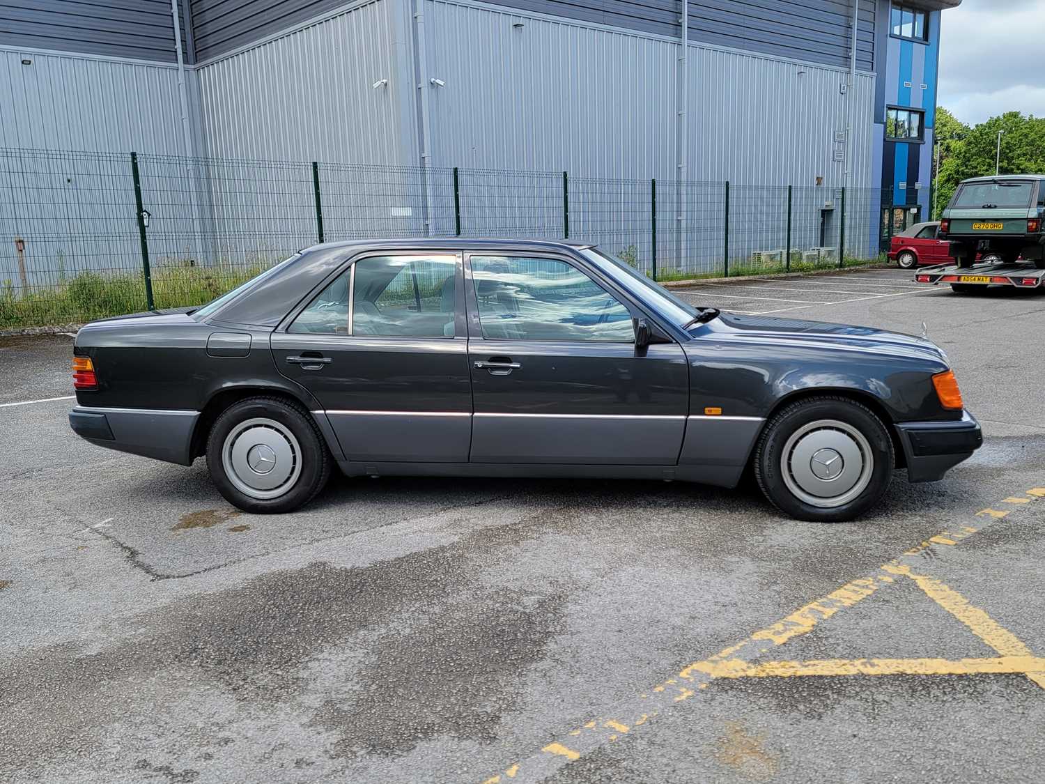 Lot 3 - 1993 Mercedes-Benz E 220