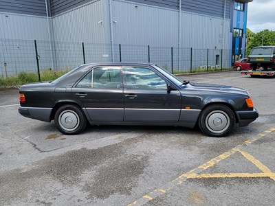 Lot 3 - 1993 Mercedes-Benz E 220