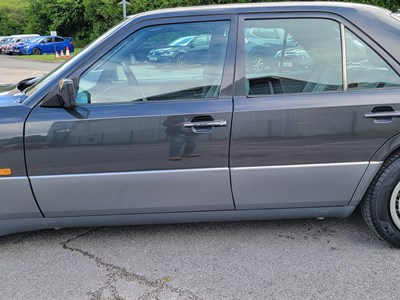 Lot 3 - 1993 Mercedes-Benz E 220