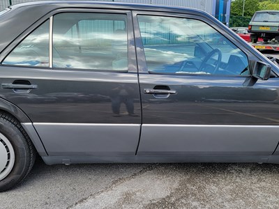 Lot 3 - 1993 Mercedes-Benz E 220