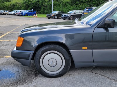 Lot 3 - 1993 Mercedes-Benz E 220