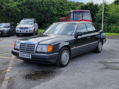 Lot 3 - 1993 Mercedes-Benz E 220