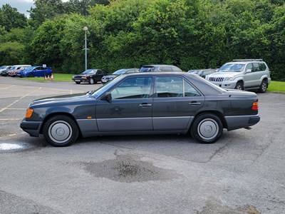 Lot 3 - 1993 Mercedes-Benz E 220