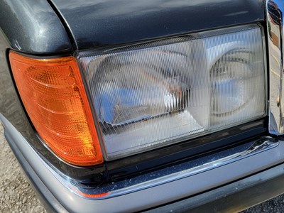 Lot 3 - 1993 Mercedes-Benz E 220