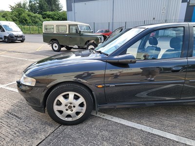 Lot 4 - 2001 Vauxhall Vectra 2.2i 16v CDX