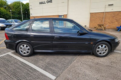 Lot 19 - 2001 Vauxhall Vectra 2.2i 16v CDX