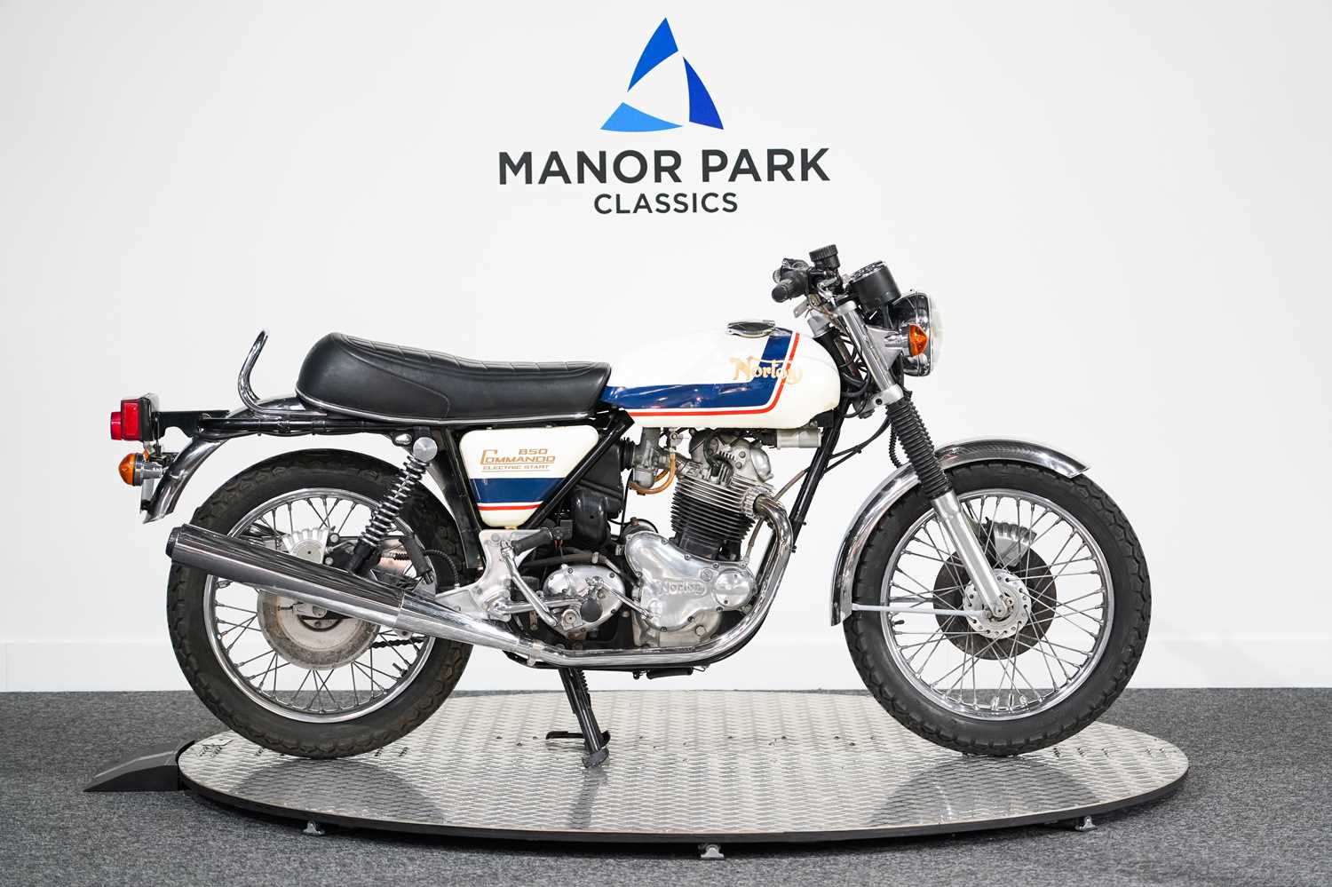 143 - 1977 Norton Commando 850