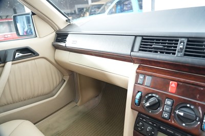 Lot 1995 Mercedes-Benz E 220 Convertible