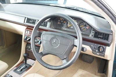 Lot 1995 Mercedes-Benz E 220 Convertible