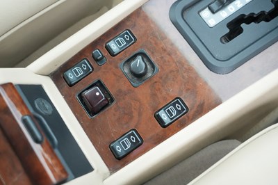 Lot 1995 Mercedes-Benz E 220 Convertible